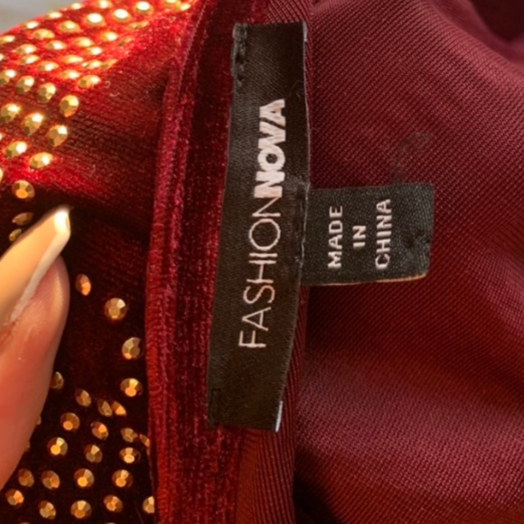 BURGUNDY DRESS W/ PRETTY GOLD DETAILS - Picture 4 of 4